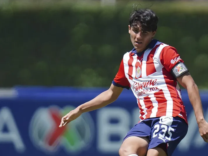 ¿Quién es Hugo Camberos, el defensor de Chivas citado a la Selección Mexicana?