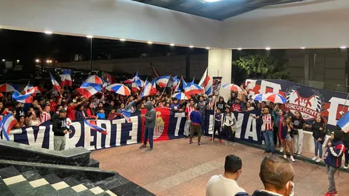 La afición de Chivas se reunió a las afueras del hotel de concentración pero quedaron plantados por los jugadores