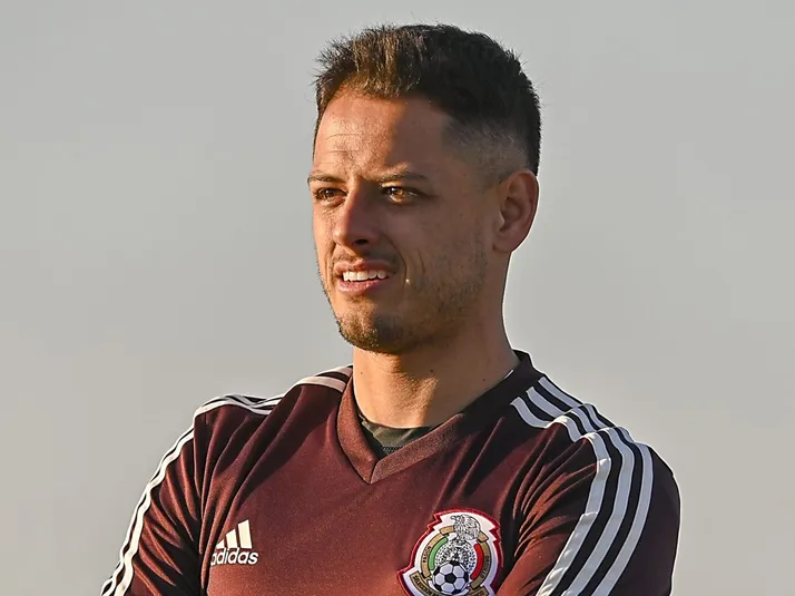 La afición de Chivas podría recibir malas noticias de Chicharito