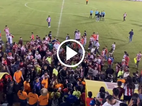 Afición de Chivas desata una locura invadiendo la cancha