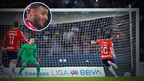 Alexis Vega fue tundido por la enardecida afición de Chivas tras errar el penal