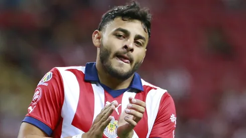Chivas saludan a Alexis Vega por su cumpleaños.