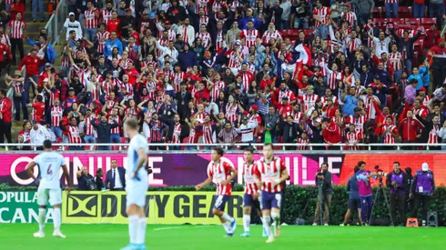 La afición de Chivas celebró la victoria sobre Cruz Azul en el Estadio Akron
