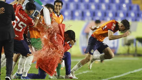 Meléndez fue bañado por sus jugadores tras la sufrida victoria en la prórroga para ganar el título Sub23