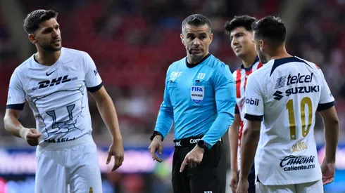 Pumas reclamó un penal en la derrota ante Chivas.