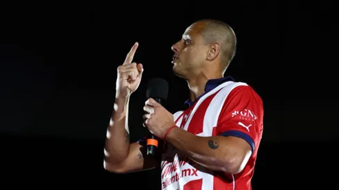Así reaccionó Chicharito a la exigencia de un joven fanático de Chivas.