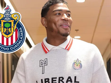 Jugador de los Lakers se presenta en la duela con camiseta de Chivas