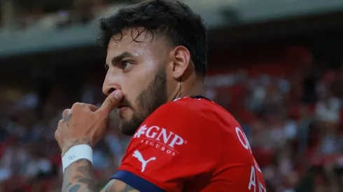 Alexis Vega niega que le pasó la playera de Chivas.