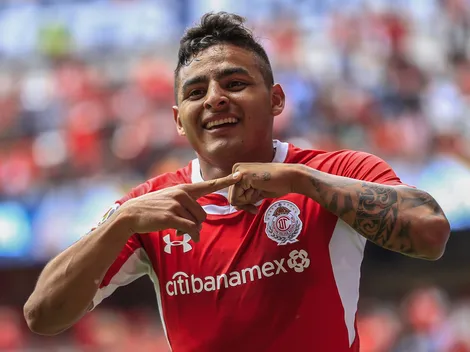 Alexis Vega ya posa con la playera del Toluca