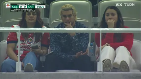 Cade Cowell miró atento el primer partido de su nuevo equipo.