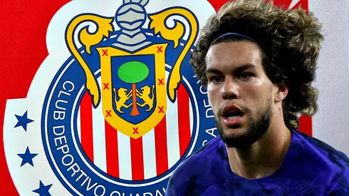 Chivas detrás de Cade Cowell.