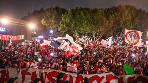 Los aficionados de Chivas en la capital organizan una fiesta para recibir al equipo en el aeropuerto
