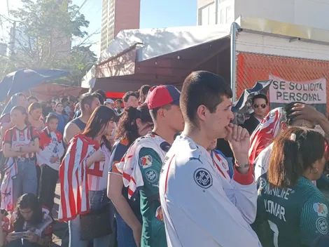 Largas filas para ver a ídolos de Chivas en firma de autógrafos