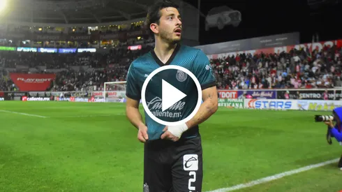 Alan Mozo regaló su playera alternativa a una chivahermana en el Estadio Victoria