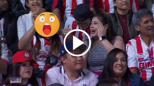 La aficionada se vio sorprendida después de reaccionar con la épica seña contra las Chivas