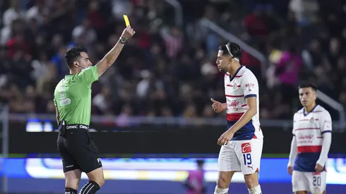 Escobedo recibíra una una sanción por sus errores en Chivas vs. Mazatlán.