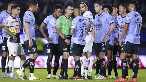 Adonai Escobedo fue constantemente increpado por los jugadores y ahora cuestionado por los analistas arbitrales