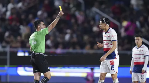 Marín se ganó la tarjeta amarilla por reclamarle al silbante.