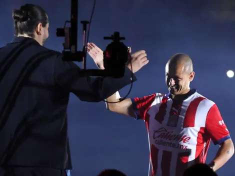 Ponen fecha límite para el debut de Chicharito