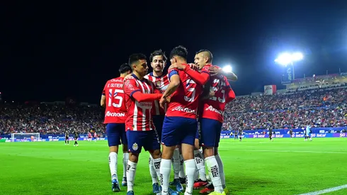 Así protege Víctor Guzmán a los canteranos de Chivas