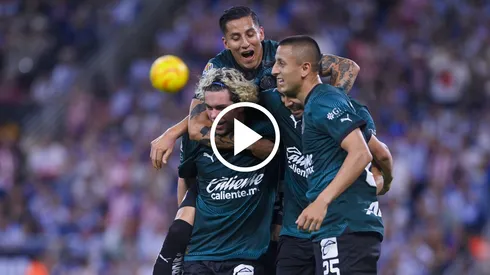 Carlos Cisneros festejó así su regreso a la cancha de manera oficial con Chivas