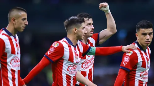 Gran recibimiento de los fanáticos de Chivas a los jugadores en el hotel de concentración.