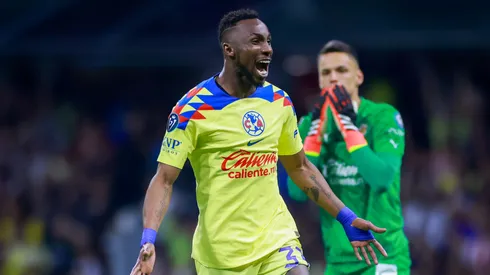 Sanción para Chivas por gritos a Julián Quiñones.