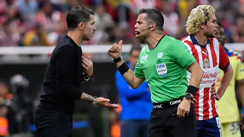 Fernando Gago enojado con el arbitraje.