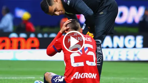 Piojo terminó en el piso tras el golpazo.