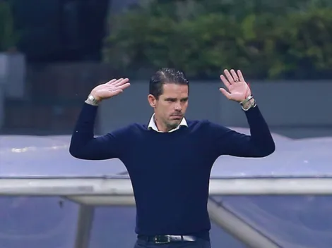 Chicharito es titular en Chivas, pero la afición estalló contra Gago