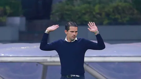 Chicharito es titular, pero la afición estalla contra Gago.