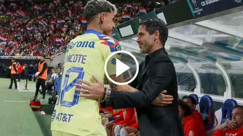 Cristian Calderón saludó al entrenador Fernando Gago y a sus excompañeros previo al partido