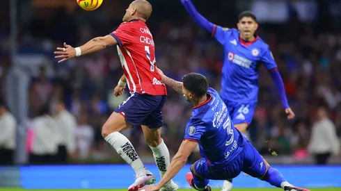 Chicharito y Salcedo disputando un balón.
