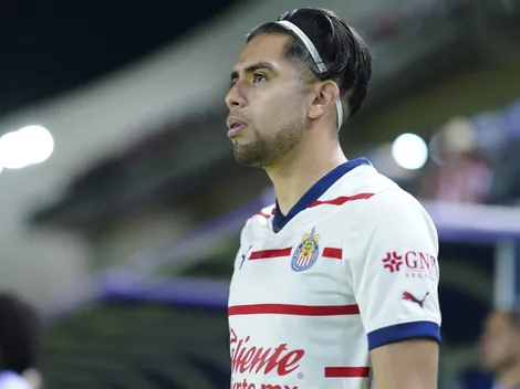 Ricardo Marín exhibe su reliquia del gol 4000 de Chivas