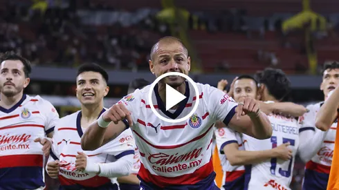 Provocador festejo de Chicharito Hernández.