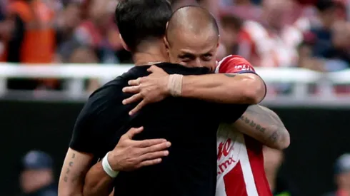 Chicharito con Fernando Gago.