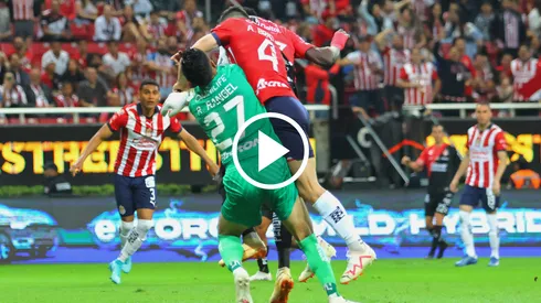 El portero de las Chivas guarda un terrible recuerdo del pasado Clásico Tapatío en el Estadio Akron