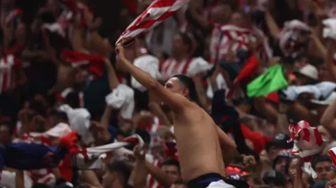 La afición fue increpada por policías.