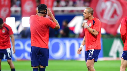 Chicharito cayó con el pie derecho, al menos contra la afición.