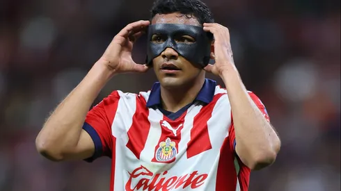 ZAPOPAN, MEXICO – MARCH 16: Gilberto Sepulveda of Chivas adjusts his protective face mask during the 12th round match between Chivas and America as part of the Torneo Clausura 2024 Liga MX at Akron Stadium on March 16, 2024 in Zapopan, Mexico.(Photo by Simon Barber/Getty Images)
