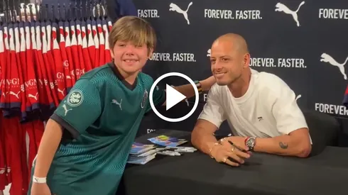 Chicharito recibió emotivos regalos de la afición de Chivas en Zapopan