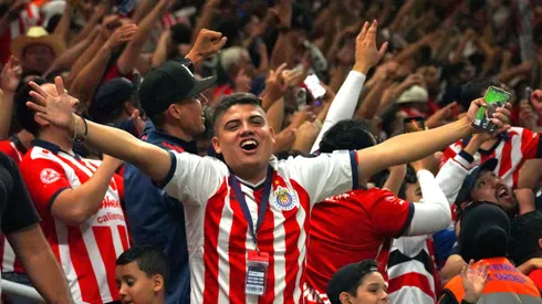 La afición de las Chivas festejó además del triunfo, el primer gol de Chicharito en su regreso