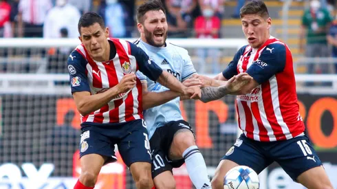 Luis Olivas y Sergio Flores tendrían definido su futuro en Chivas.