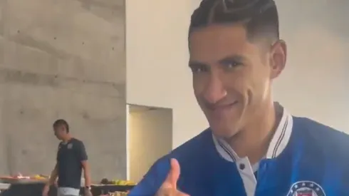 Uriel Antuna posa con el jersey de Cruz Azul.