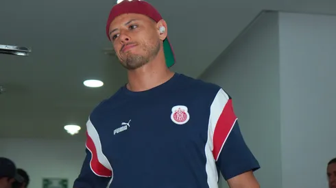 Leyenda de Chivas presionó a Chicharito Hernández.
