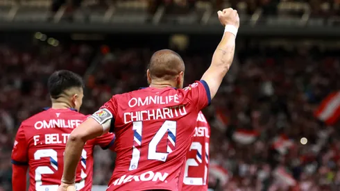 El Chicharito tiene una cuenta pendiente.