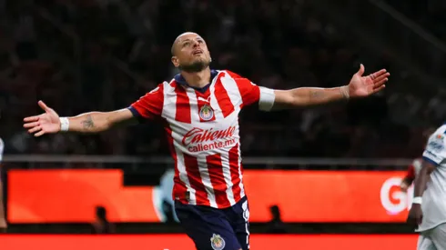 Chicharito recibe mensaje de leyenda de Chivas.