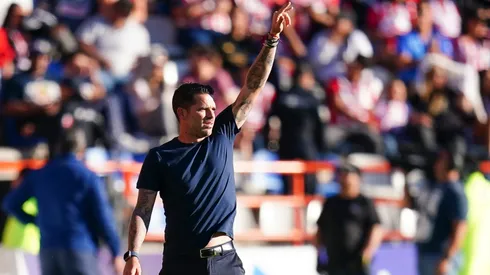 Fernando Gago se reconstruyó en Chivas.