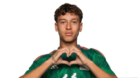 Fidel Barajas posa con la camiseta del Tri.