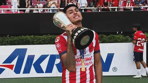 Brandon Téllez alzó el trofeo del Clausura 2024 con Chivas Sub18 en su primer torneo en Liga MX